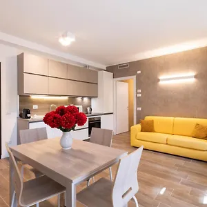 West - Modern And Comfortable , Милан Италия